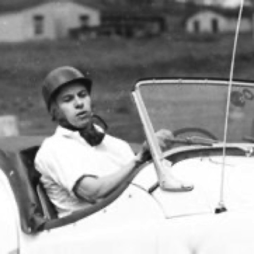 Jim au volant de sa Triumph TR3 : il a 19 ans...
